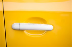 黄色汽车门手把图片